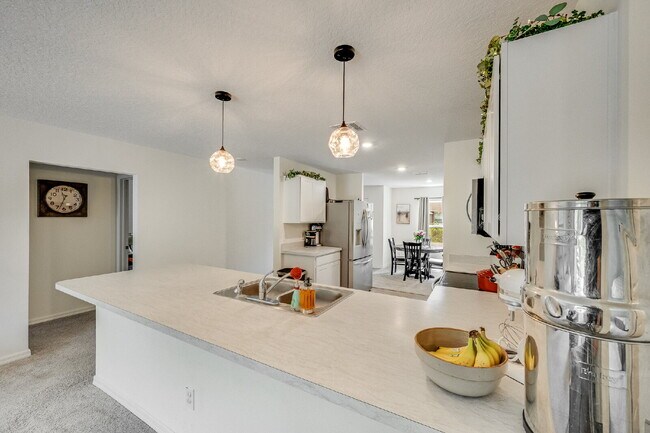 Building Photo - Bright & Spacious 3 Bedroom, 2 Bathroom Home with 2-Car Garage