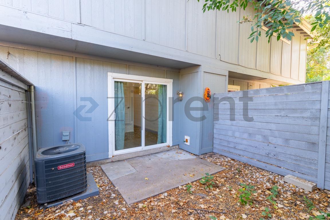Building Photo - Unit B