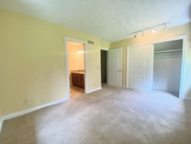 Building Photo - 5 bed / 3.5 bath Ranch House