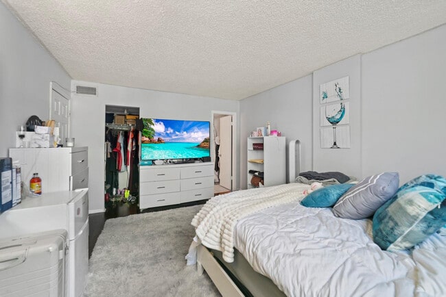 Building Photo - 113 Royal Pk Dr