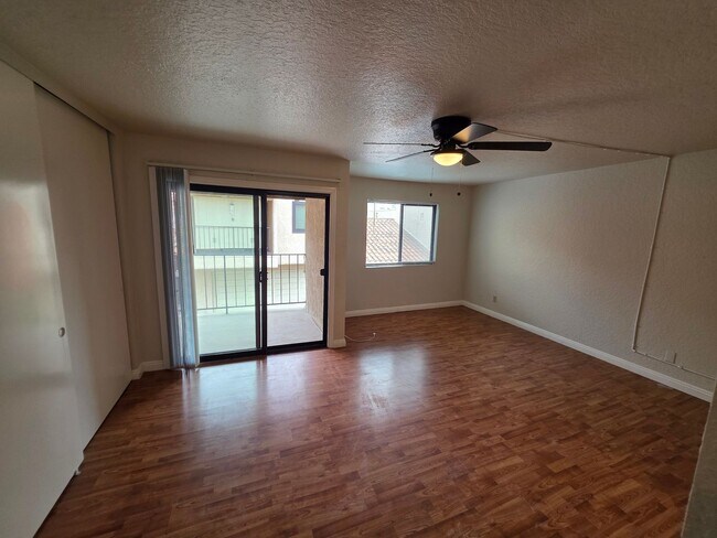Building Photo - Beautiful 3 Bed, 2 Bath condo with 2 car garage & laundry