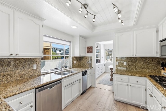 Building Photo - 2213 Dufour Ave