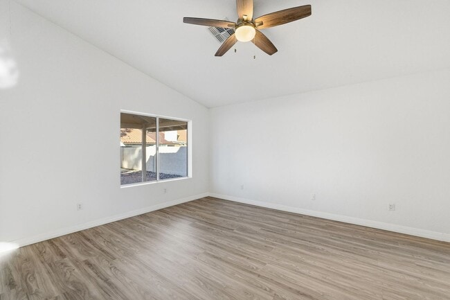 Building Photo - Ready to Move in! Three bedrooms