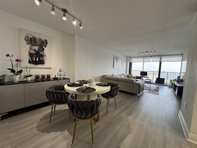 Building Photo - 1450 Brickell Bay Dr