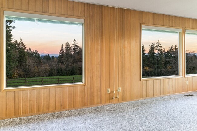 Building Photo - Expansive 5-Bedroom Lake Oswego Property N...
