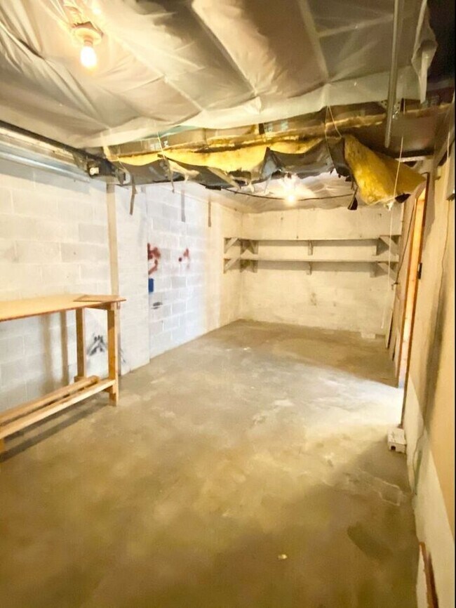 Building Photo - Large 2 bed, 2 bath, 1 car garage duplex