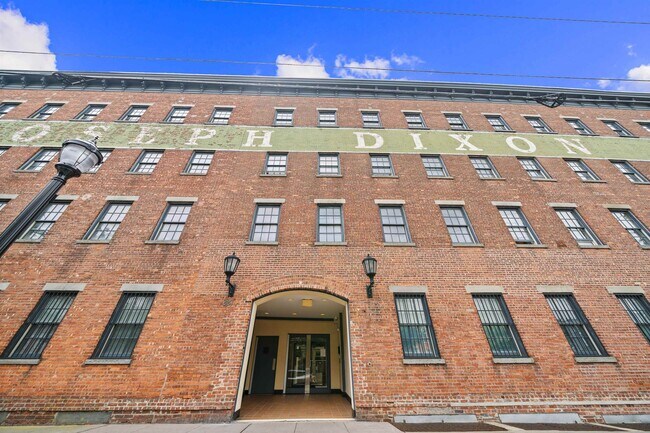 Building Photo - 227 Christopher Columbus Dr