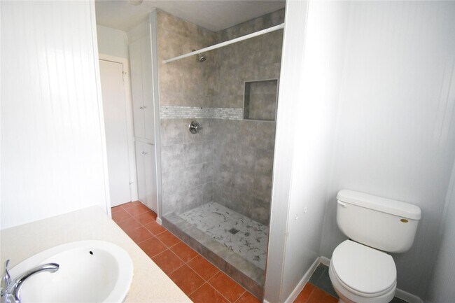 Building Photo - 1706 Oaks Dr