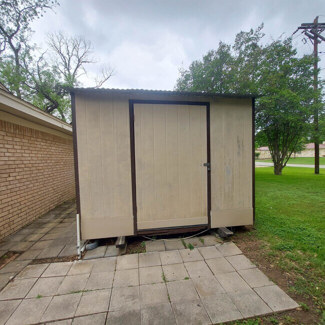 Building Photo - 151 Riverside Dr