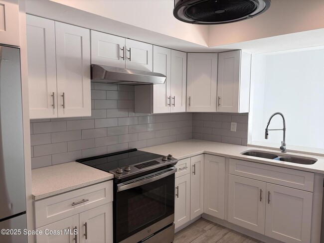 Building Photo - 5000 Ocean Beach Blvd