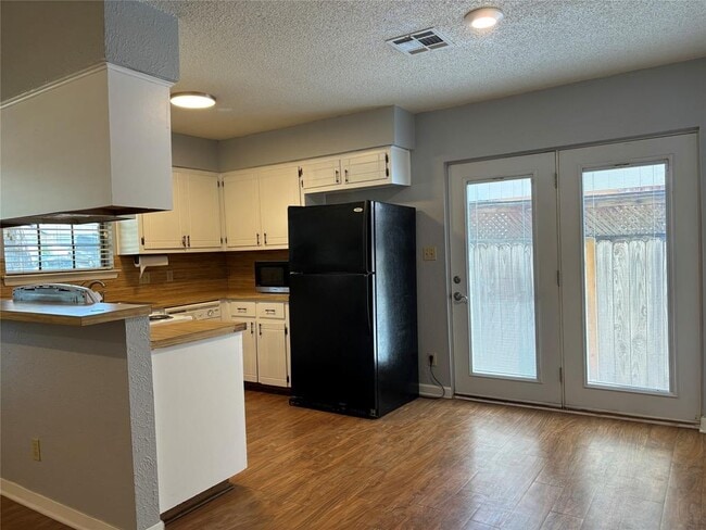 Building Photo - 11905 Oak Knoll Dr