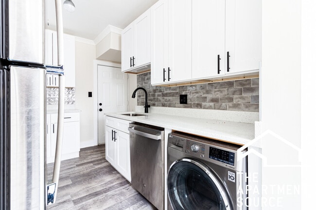 Primary Photo - 3839 N Greenview Ave