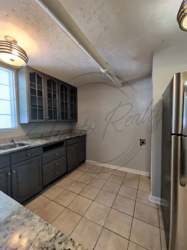 Building Photo - Cozy Garden Apartment in Donelson with a Spring Special!