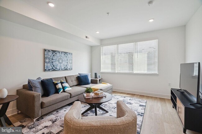 Building Photo - 1419 W Grange Ave