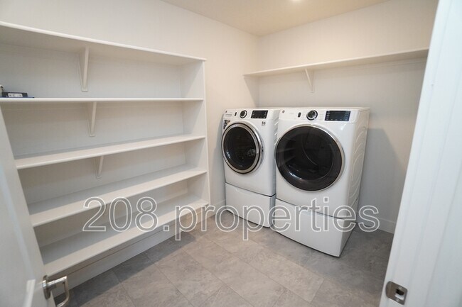 Building Photo - 245 E Caldera St