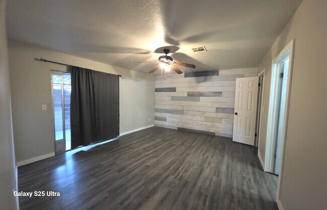 Building Photo - "Charming 2-Bed, 2-Bath Townhouse with Coz...