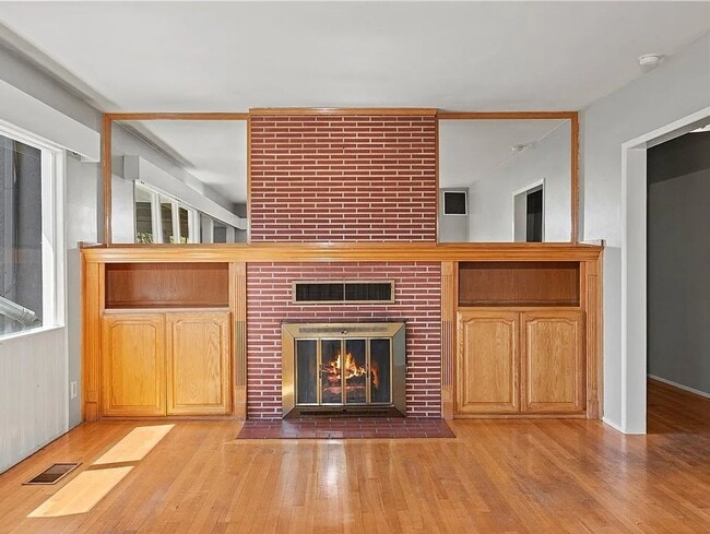 Building Photo - Gorgeous 3 bd 2 ba + Den Single Family hom...