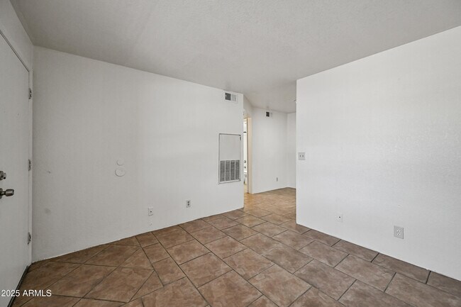 Building Photo - 725 E Vogel Ave