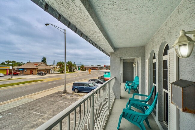Building Photo - AVAILABLE MARCH 15TH 2026 -Downtown Flagler Beach Furnished 3 bedroom 1 bath!