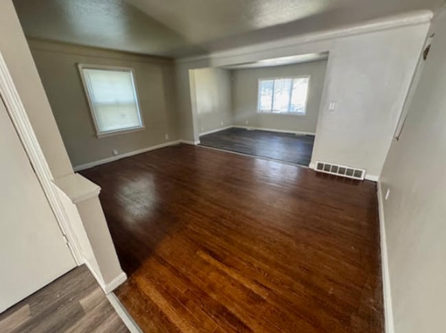 Building Photo - Single Family Home 3 beds 2 bath Available Now!