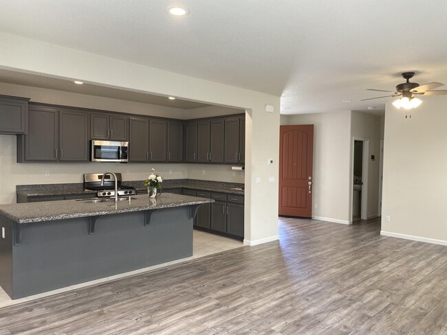 Building Photo - 3925 Lookout Dr