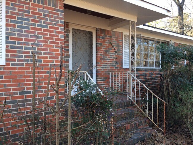 Building Photo - 2716 Wood Dr NE