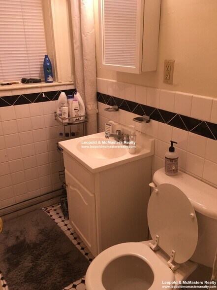 Building Photo - 41 Park Dr