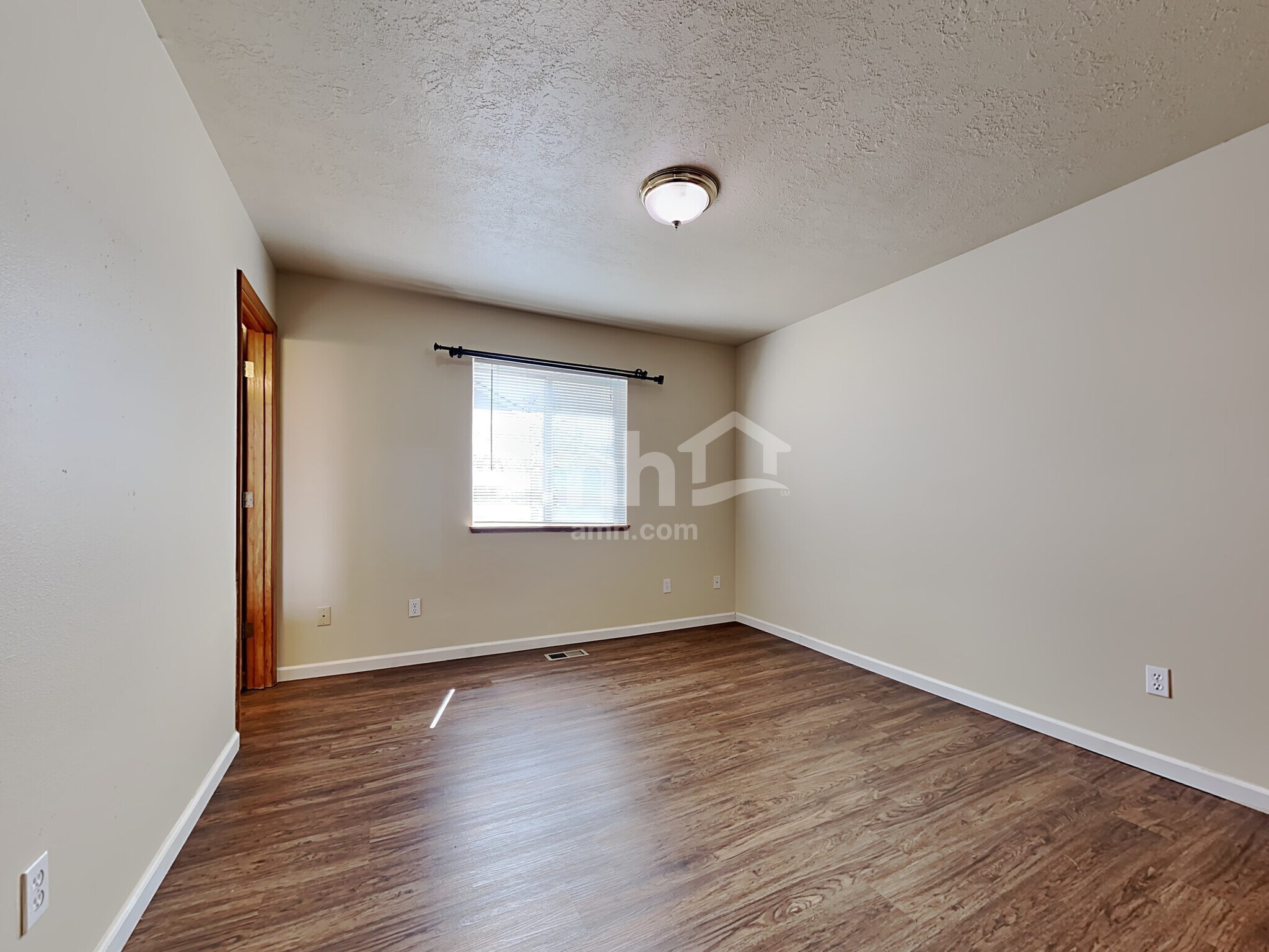 Building Photo - 641 NW Meadows Dr