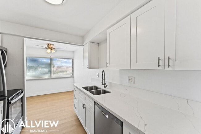 Building Photo - Newly Renovated 1 Bed / 1 Bath in Gated El Segundo Community – Pool, Gym, Parking & Prime Location