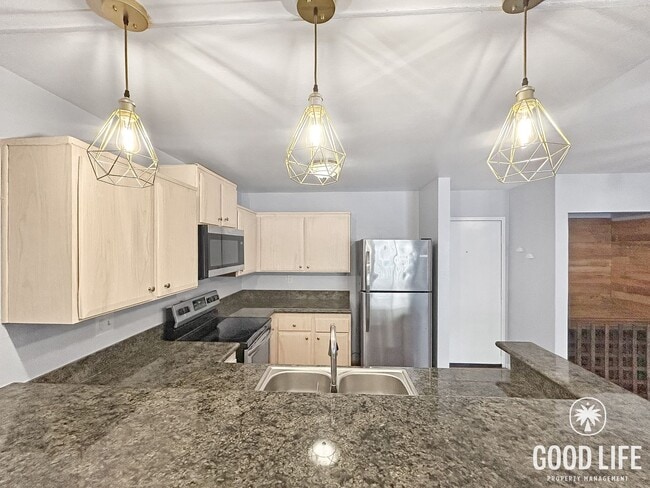 Building Photo - Beautiful 1BD/1BA W/ Reserved Parking and Community Pool in Mission Valley!