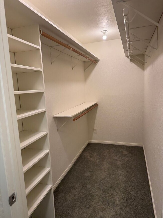 Building Photo - 5 Bedroom, 3.5 Bath, Beautiful 1,856 SQ FT...