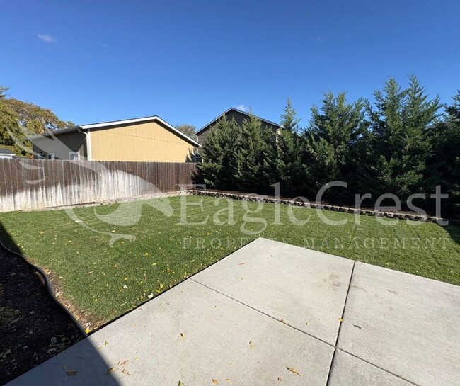 Building Photo - Three Bedroom, Two Bathroom Home in Eastgate