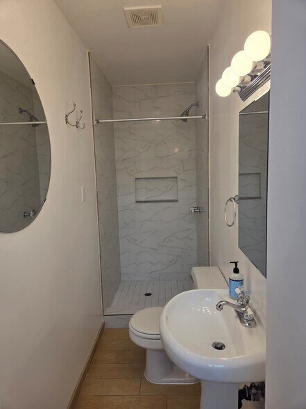 Front bathroom - 1009 Havenhurst Dr