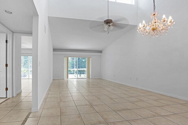 Building Photo - Bright & Airy 3-Bed Home Close to Universi...