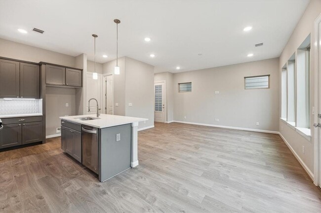 Building Photo - 806 Dawn Meadows Dr