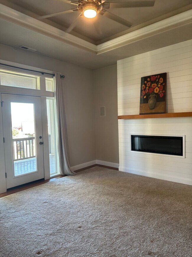 Building Photo - Amazing Price! Amazing Location!