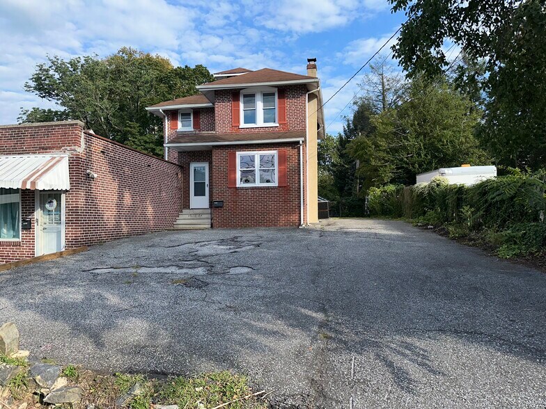 Front view with parking lot and driveway - 1602 Philadelphia Pike