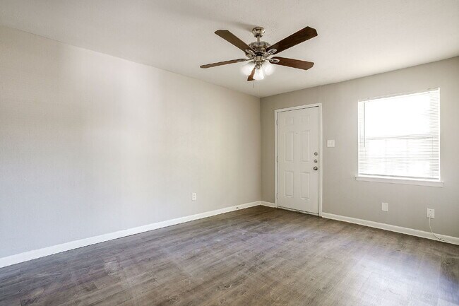 Building Photo - Cozy 2-Bed Duplex Available for Immediate ...