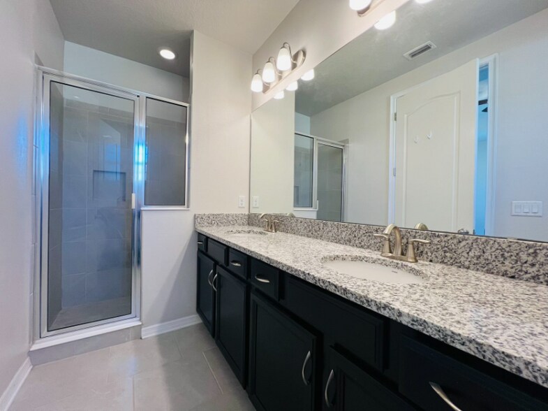 Building Photo - 14320 Swanley St