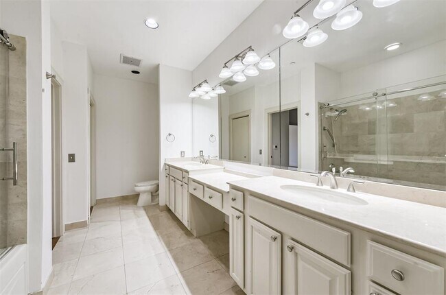 Building Photo - 1616 Fountain View Dr