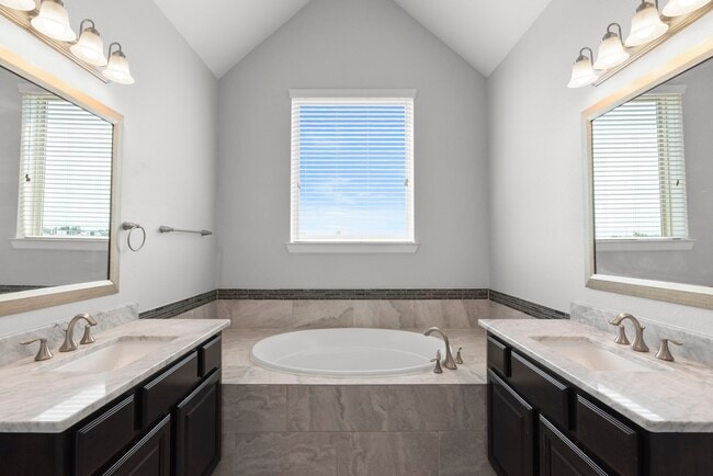 Building Photo - 702 N Shepherd Dr