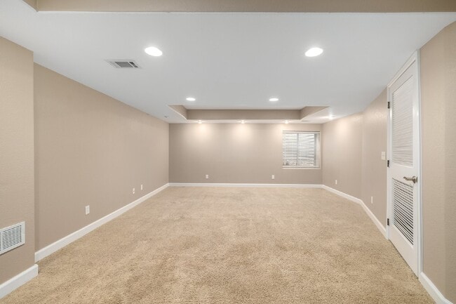 Building Photo - This beautiful 3-bedroom, 3-bathroom in Parker