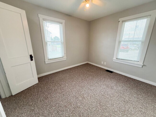 Building Photo - 2 Bed 1 Bath Single Family Home