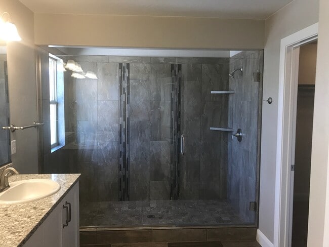 Building Photo - Townhouse In Santa Clara, Close To New Med...