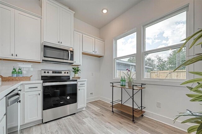 Building Photo - 8405 Schneider St