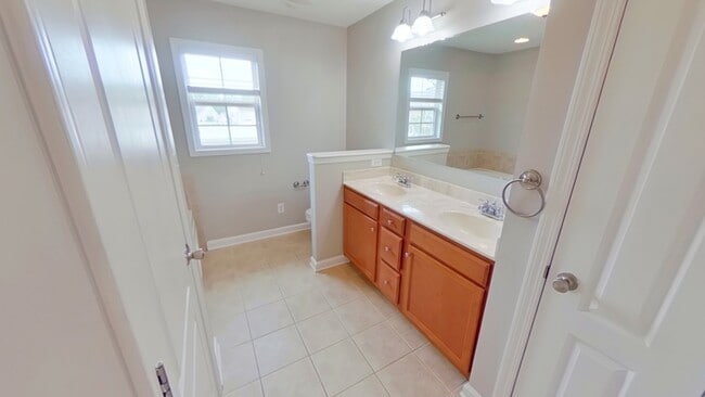 Building Photo - 622 Thorncliff Dr