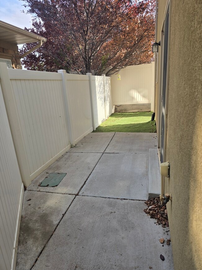 Building Photo - 13463 S Corbin Valley Dr