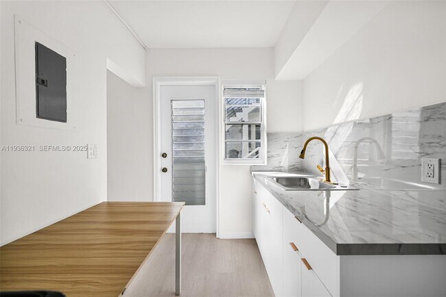 Building Photo - 4730 Pine Tree Dr