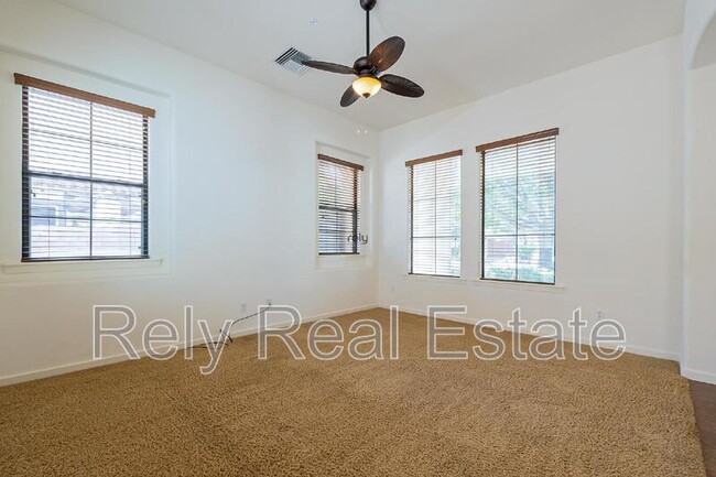 Building Photo - 734 W Juniper Ln