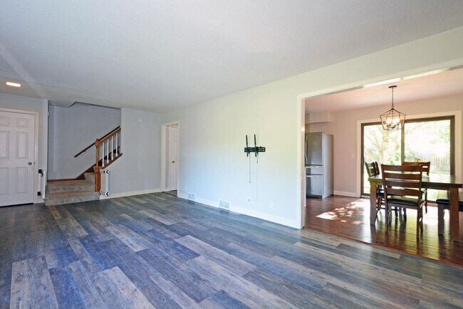 Building Photo - Beautiful 3-Bed 3-Bath Home in Golden Valley - Available 6/1!